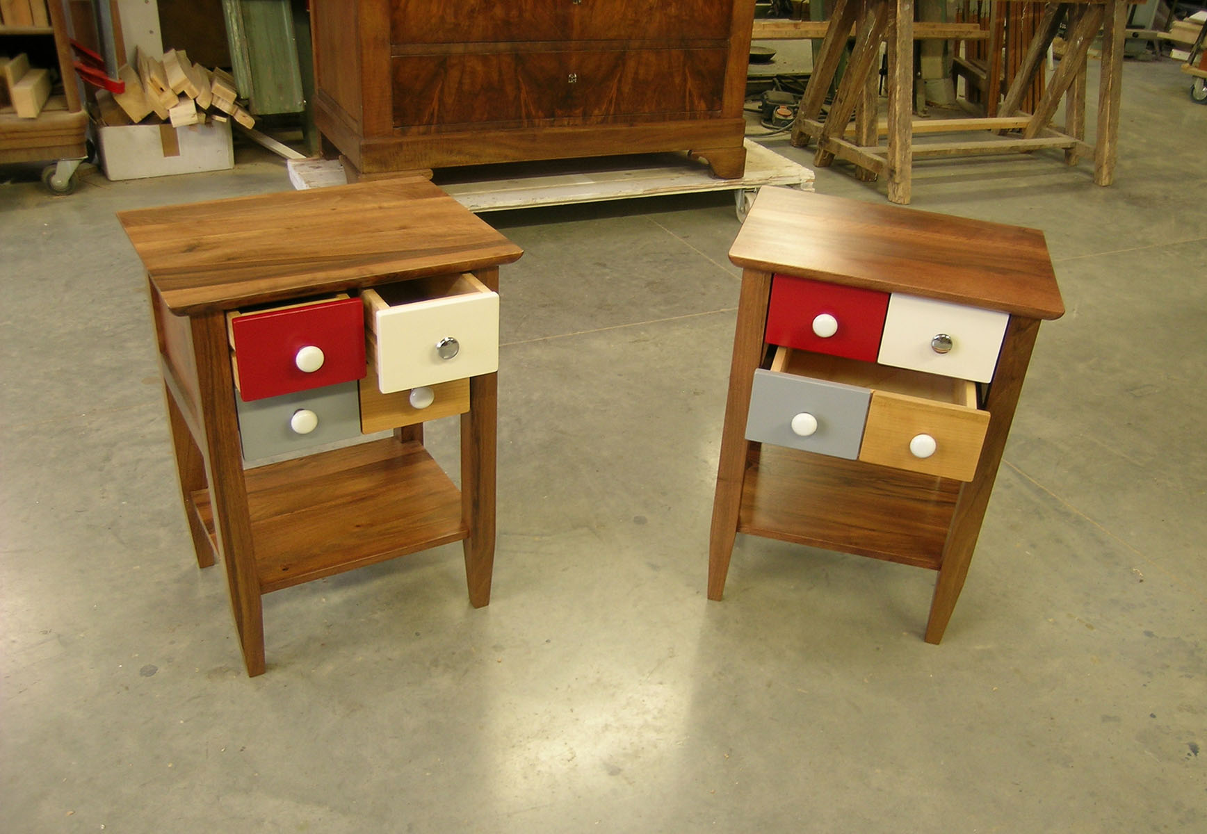 Meubles — Noyer teinté, verni.
Façade — Peinture mosaïque.