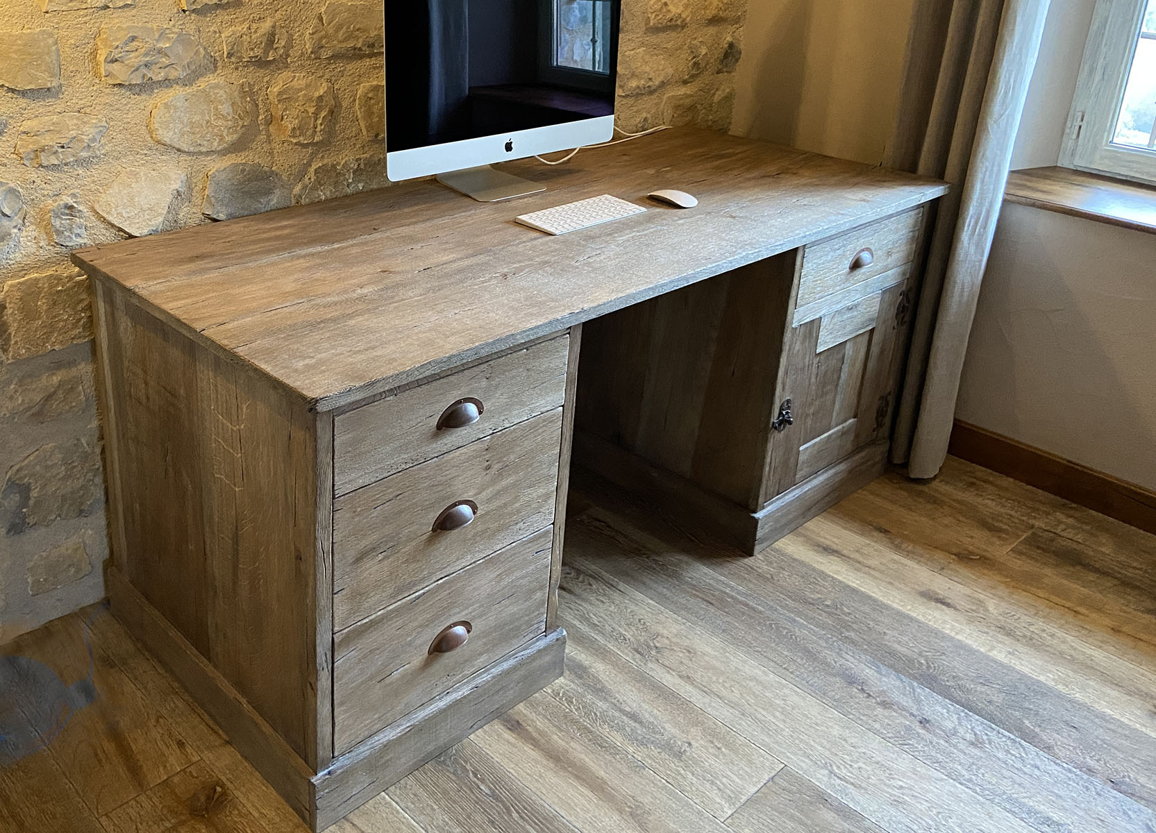  Meuble   — Chêne massif.
 Finition  — patinée, viellie.