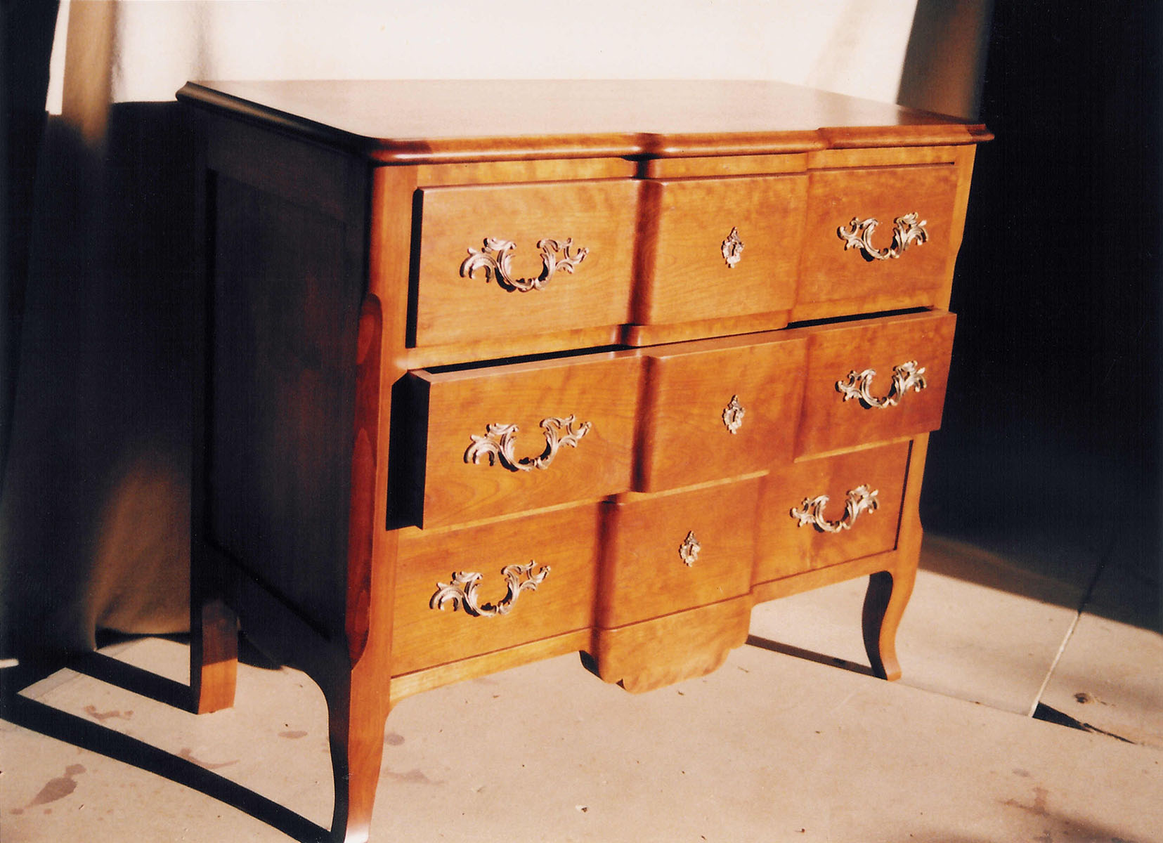 Meuble — Merisier teinté, verni.
Poignées de style — Laiton.