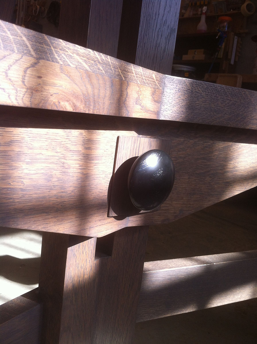 Exposition d'art — 7 chevalets uniques et fonctionnels.
Chevalets — Chêne teinté, cirés.
Poignée de réglage - Chêne laqué noir.