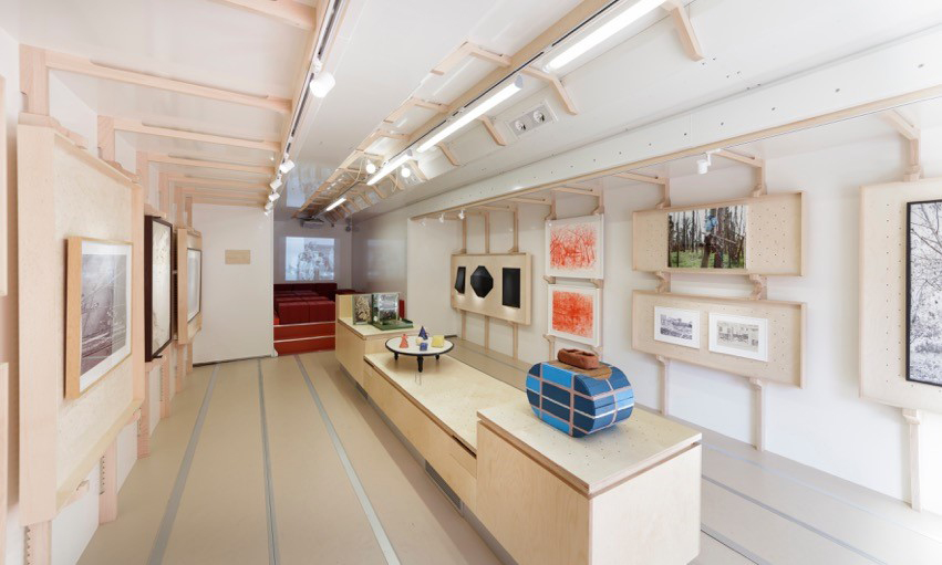 Meuble central — Contreplaqué bouleau vernis.
Structure — Hêtre vernis.