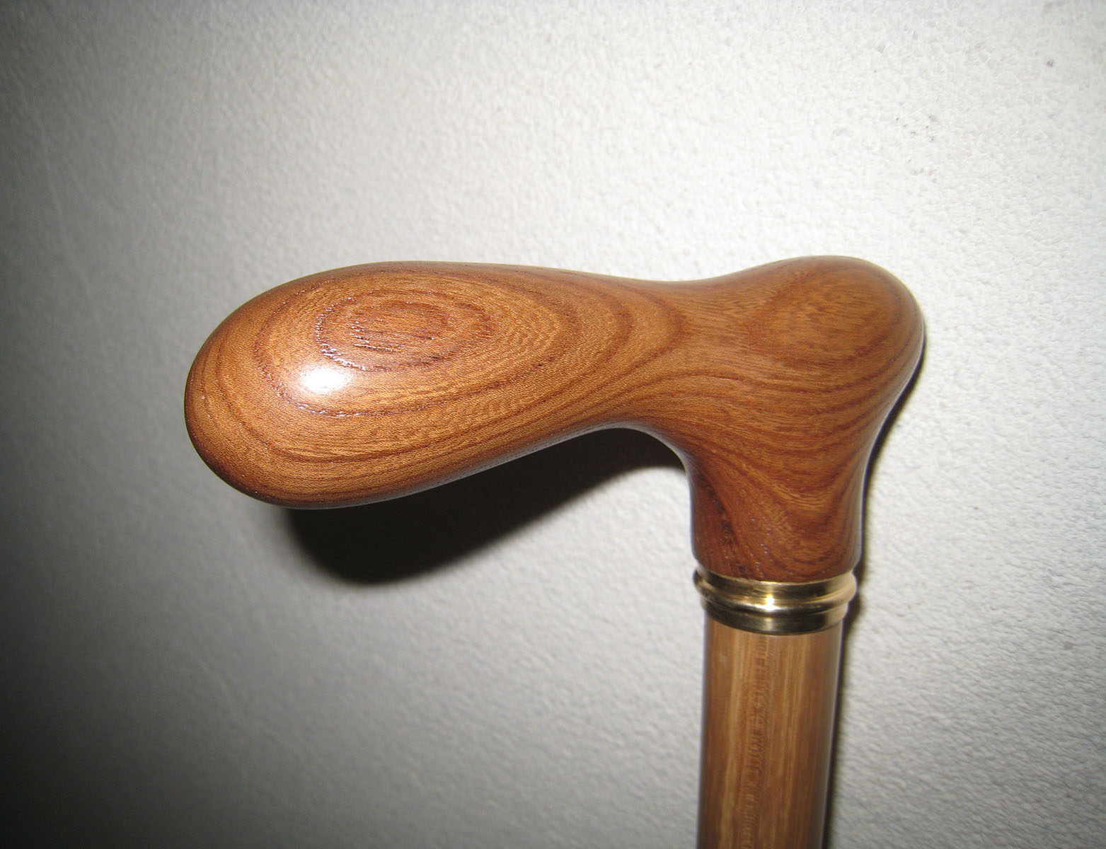 pommeau — Orme sculpté, vernis.
Bague — Laiton.
Pied — Frêne vernis.