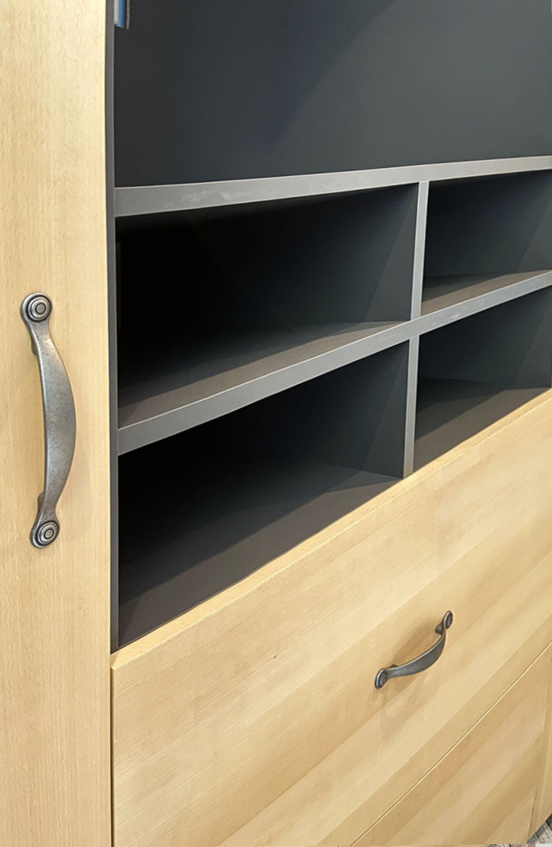 Meuble dressing — Décor gris graphite perfect sense matt,
Latté hêtre — Finition huilée.