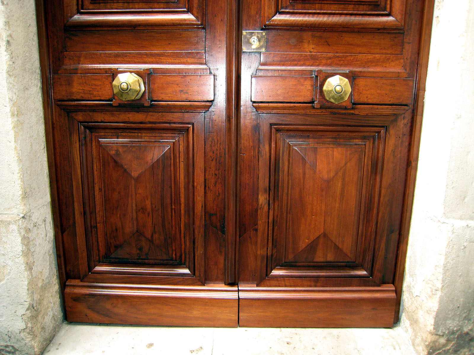 Restauration — Remplacement des panneaux bas et jet d'eau, décapage et lasure.