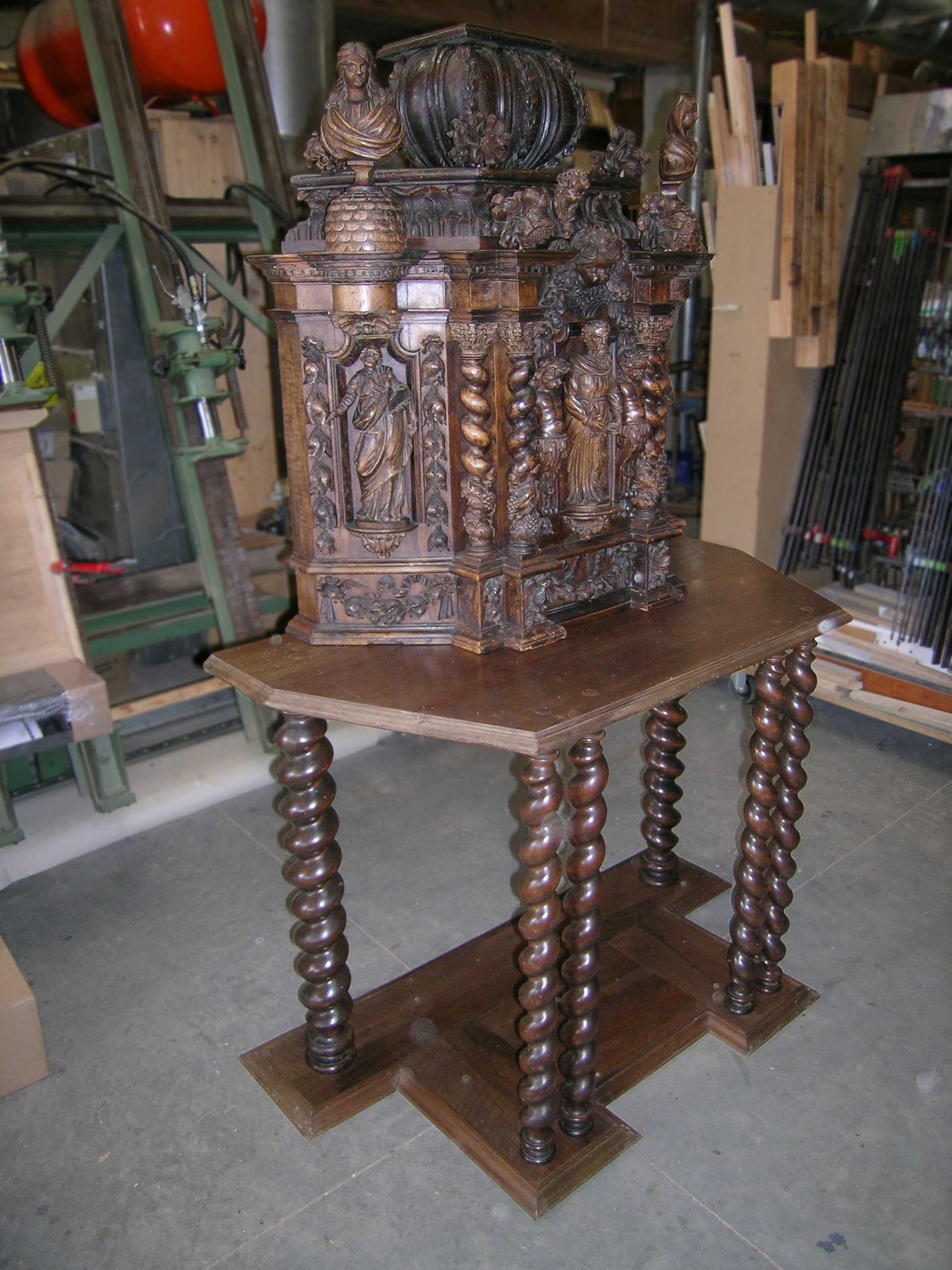 Restauration — Traitement curatif, grèffes, re-collage, teinté, ciré.