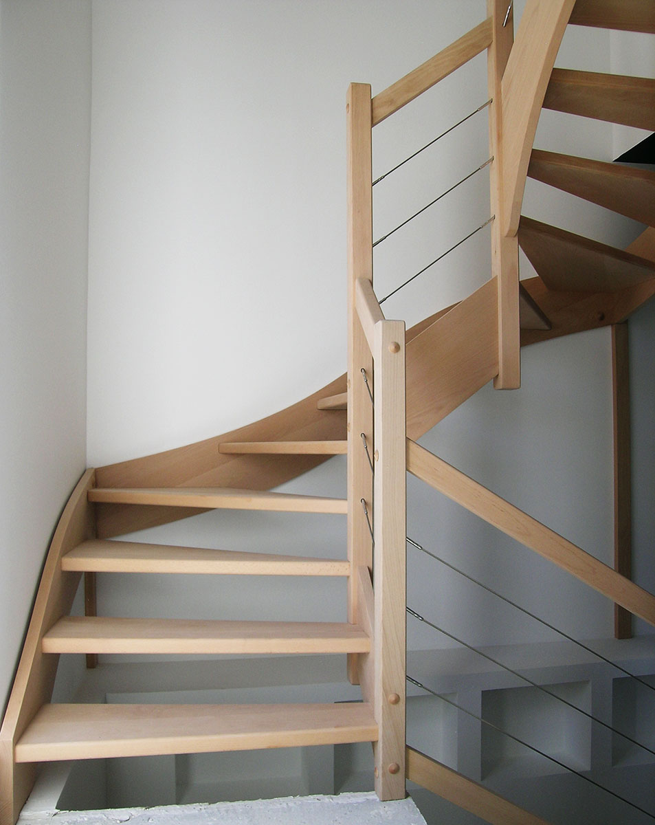Escalier — Hêtre.
Garde corps — Hêtre et câbles.