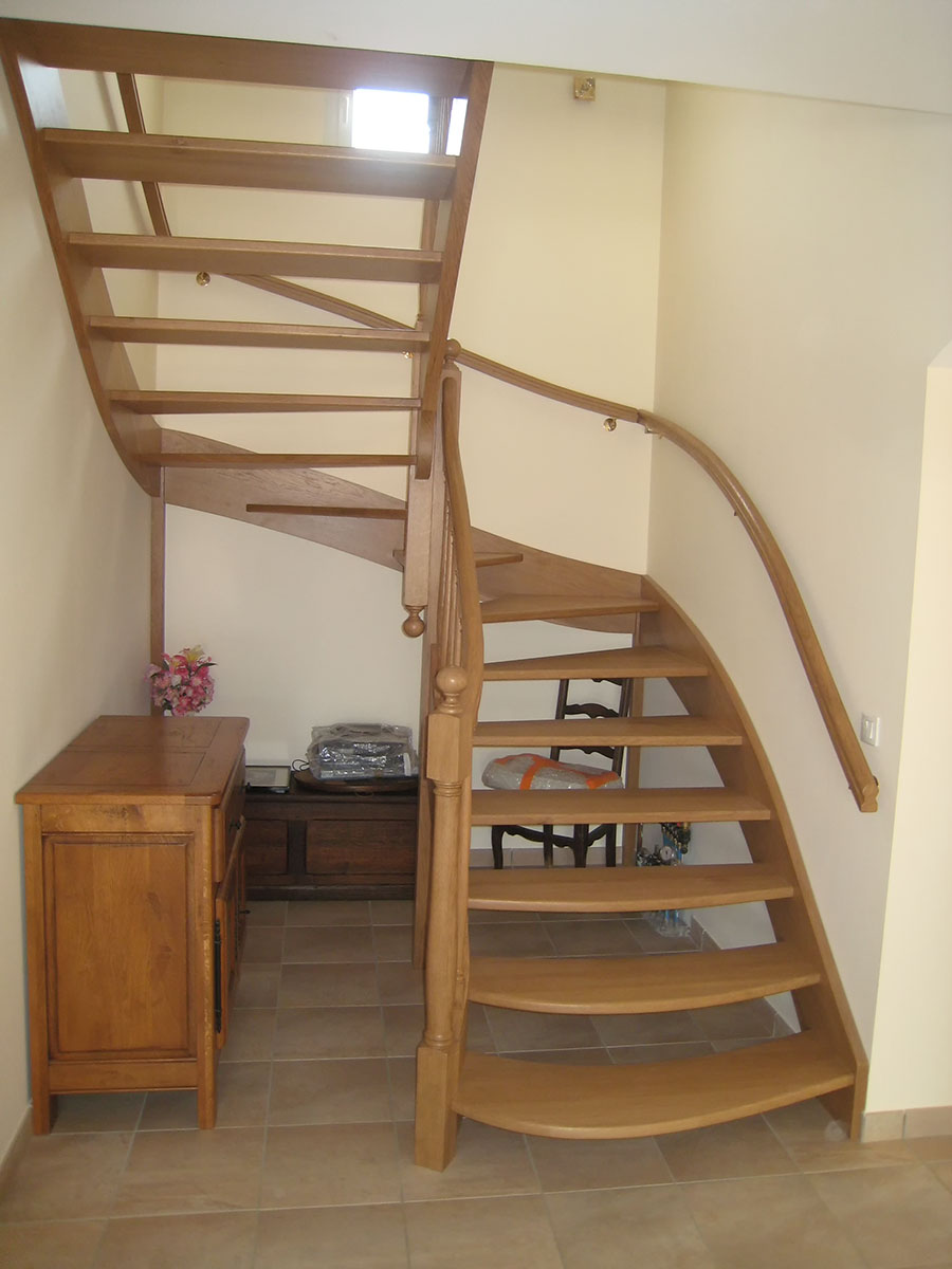 Escalier — Chêne verni.
Main courante — Chêne verni.