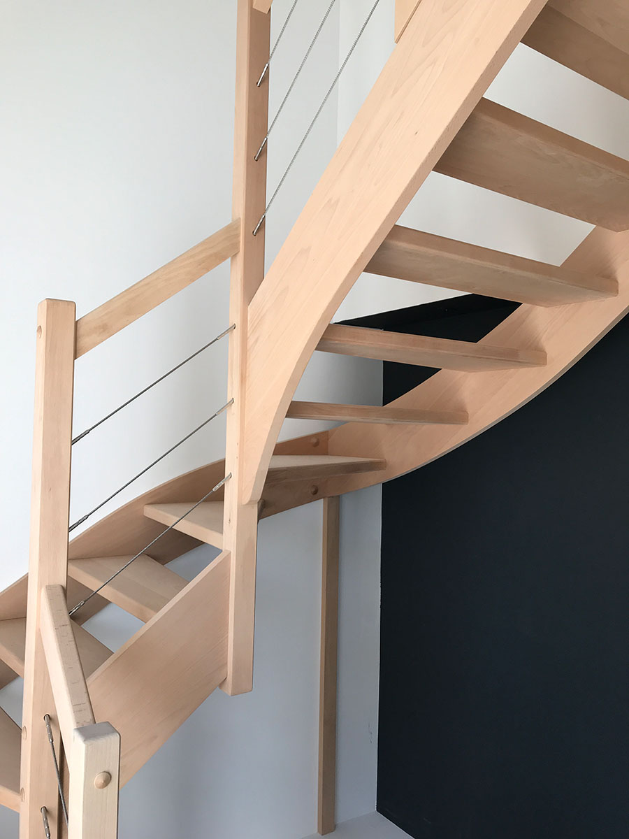 Escalier — Hêtre.
Garde corps — Hêtre et câbles.