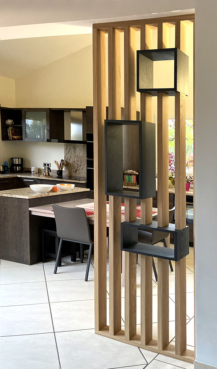 Claustra — Chêne massif.
Niche —  Latté - plaqué chêne laqué.