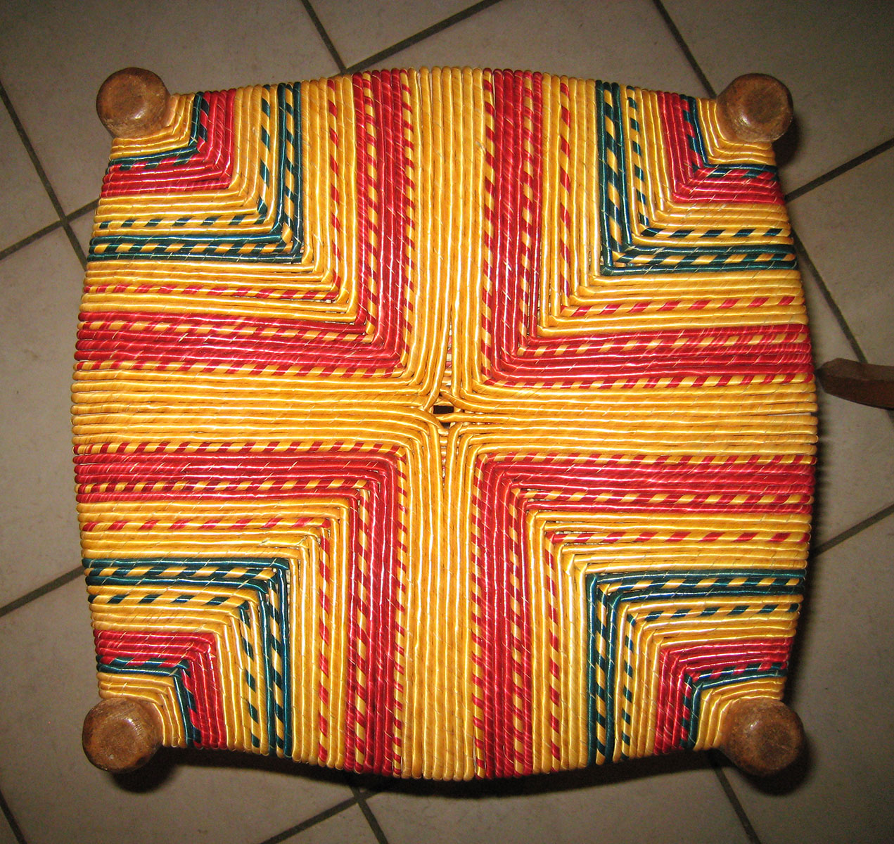 Assise — Paillage seigle (enrobé) dominante rouge.