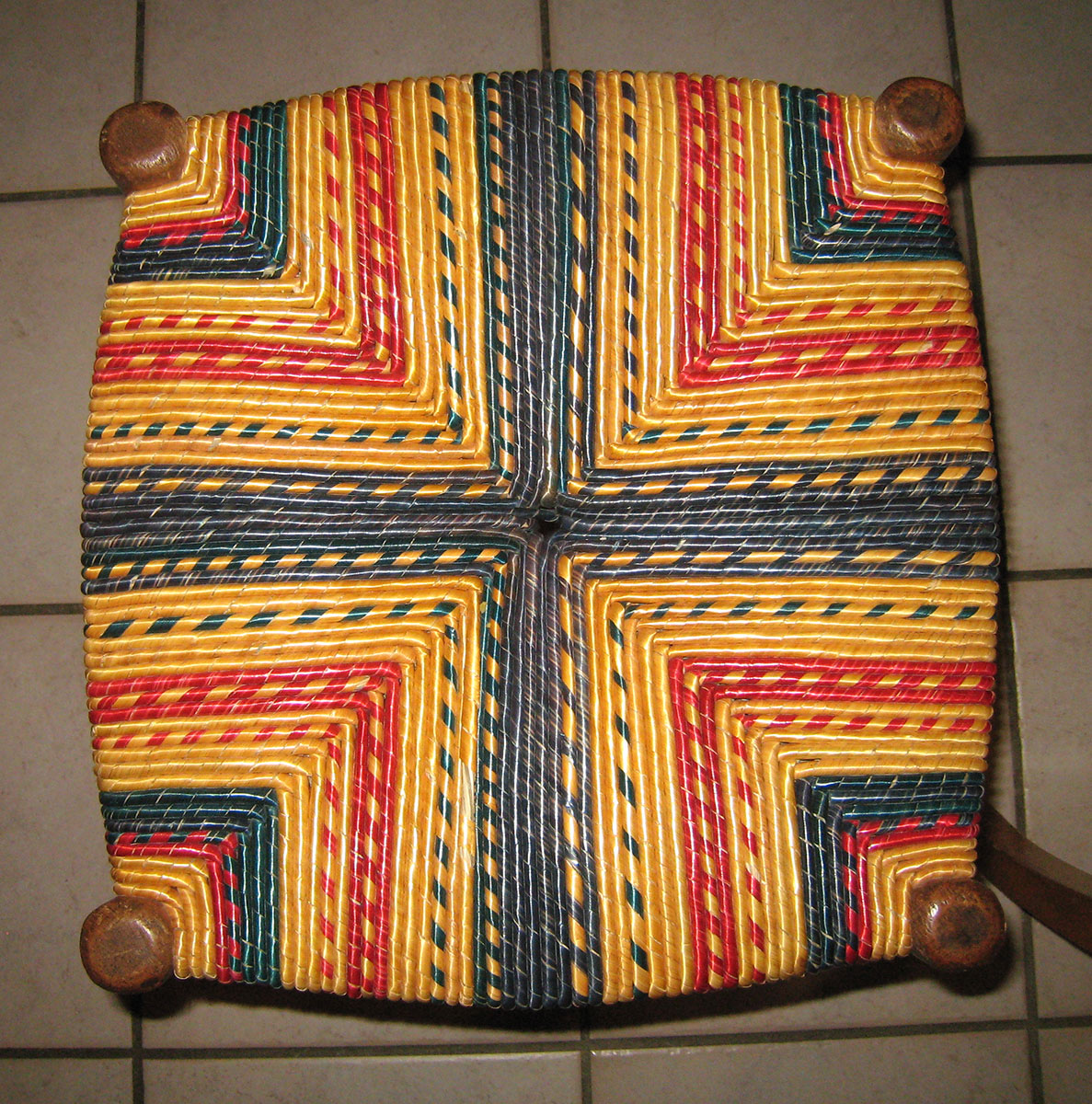 Assise — Paillage seigle (enrobé) dominante bleue.