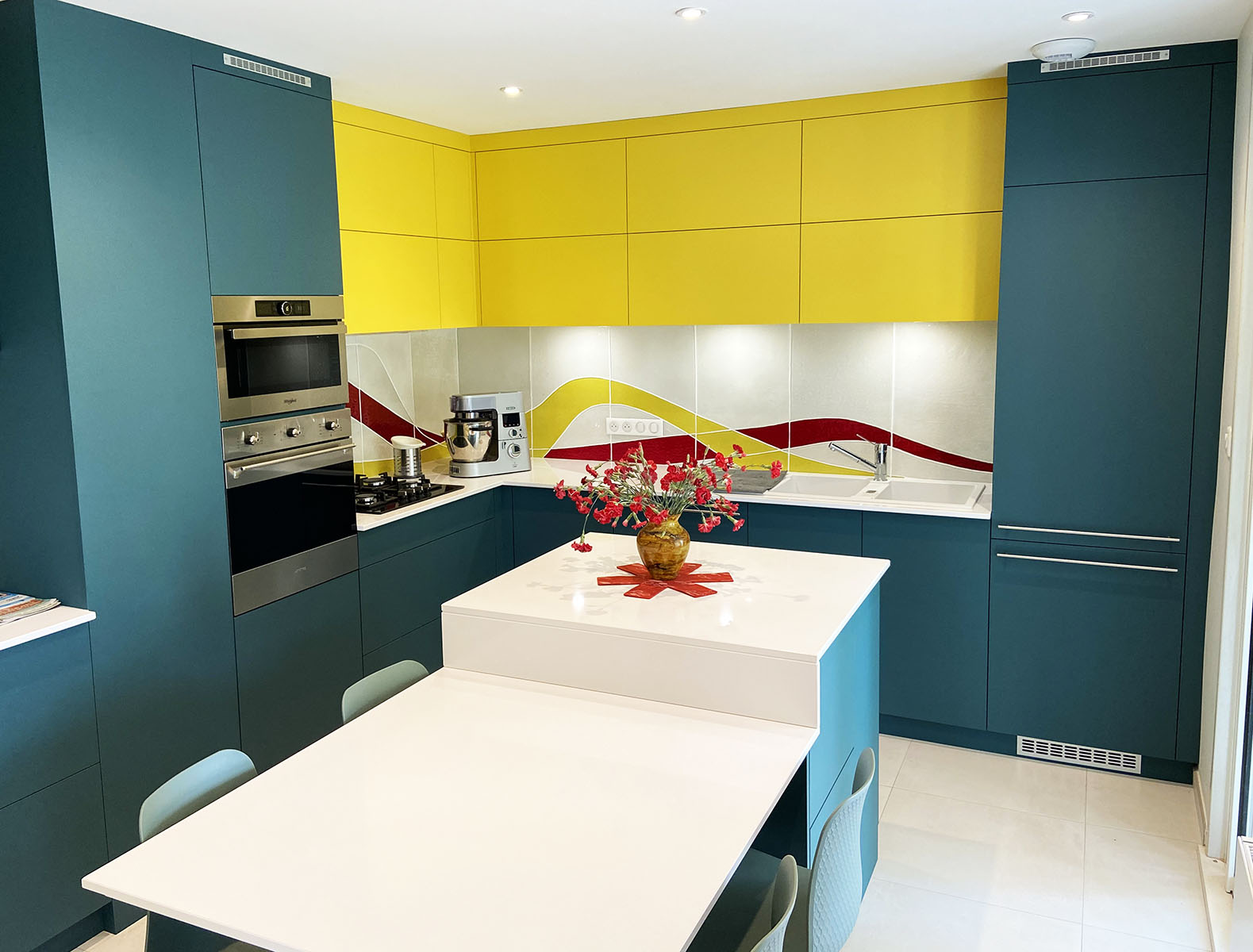 Cuisine — Vert mat, jaune mimosa, touch polyrey.
Crédence — Verre artisanal.