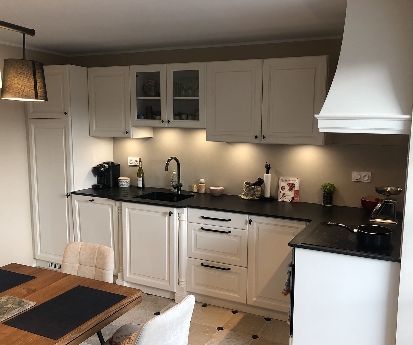 Façades — Bois massif, laqué.
Plan de travail — Granit.
Crédence — Céramique.