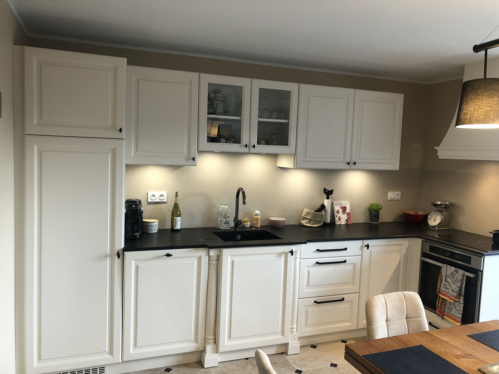 Façade — Bois massif, laqué.
Plan de travail — Granit.
Crédence — Céramique.