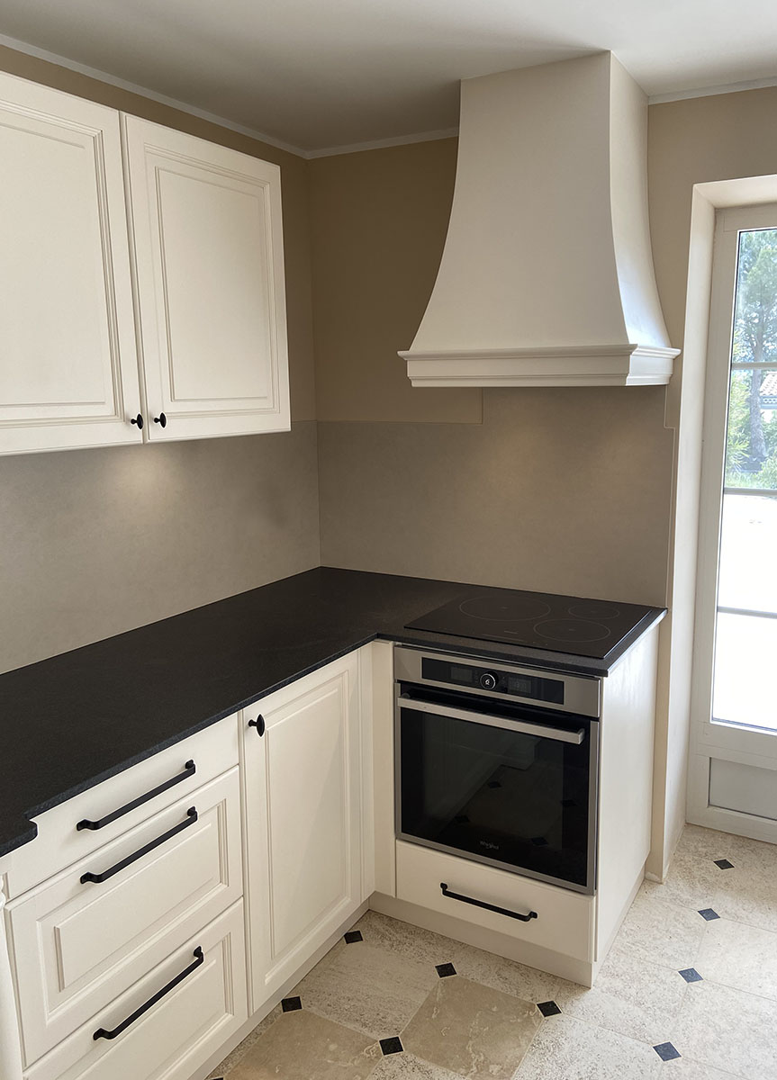 Façades — Bois massif, laqué.
Plan de travail — Granit.
Crédence — Céramique.