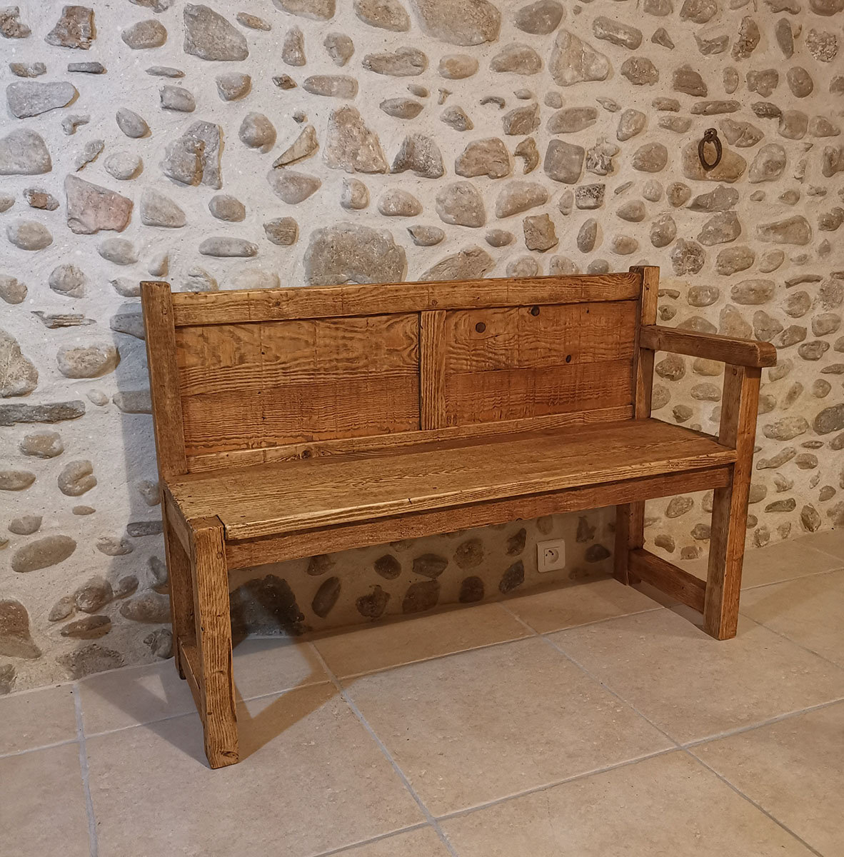 Banc — Sapin massif.
Finition — Veillie