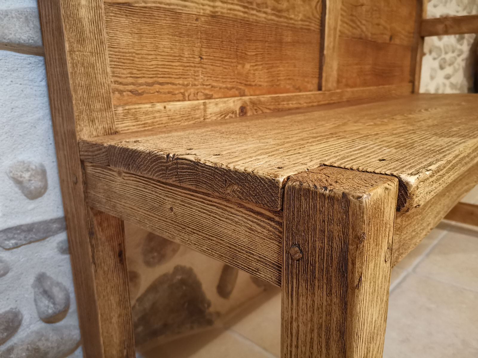 Banc — Sapin massif.
Finition — Veillie.