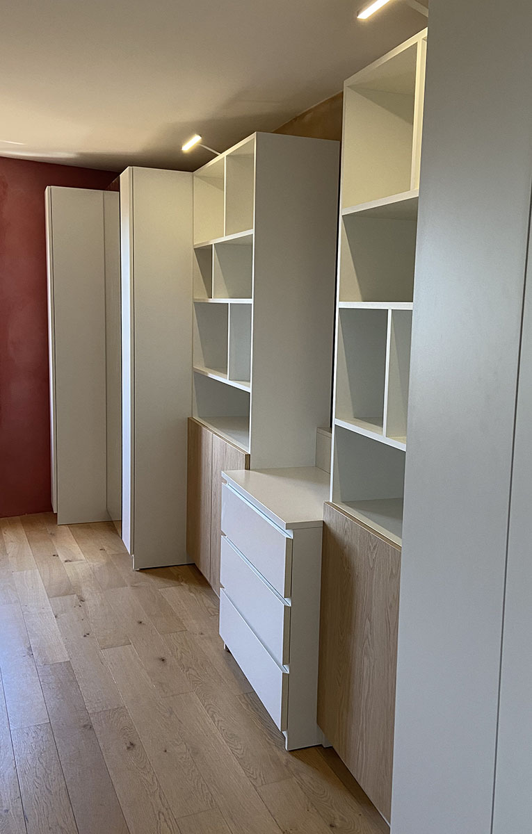 Façade — Trois plis chêne.
Niches —  Blanc.