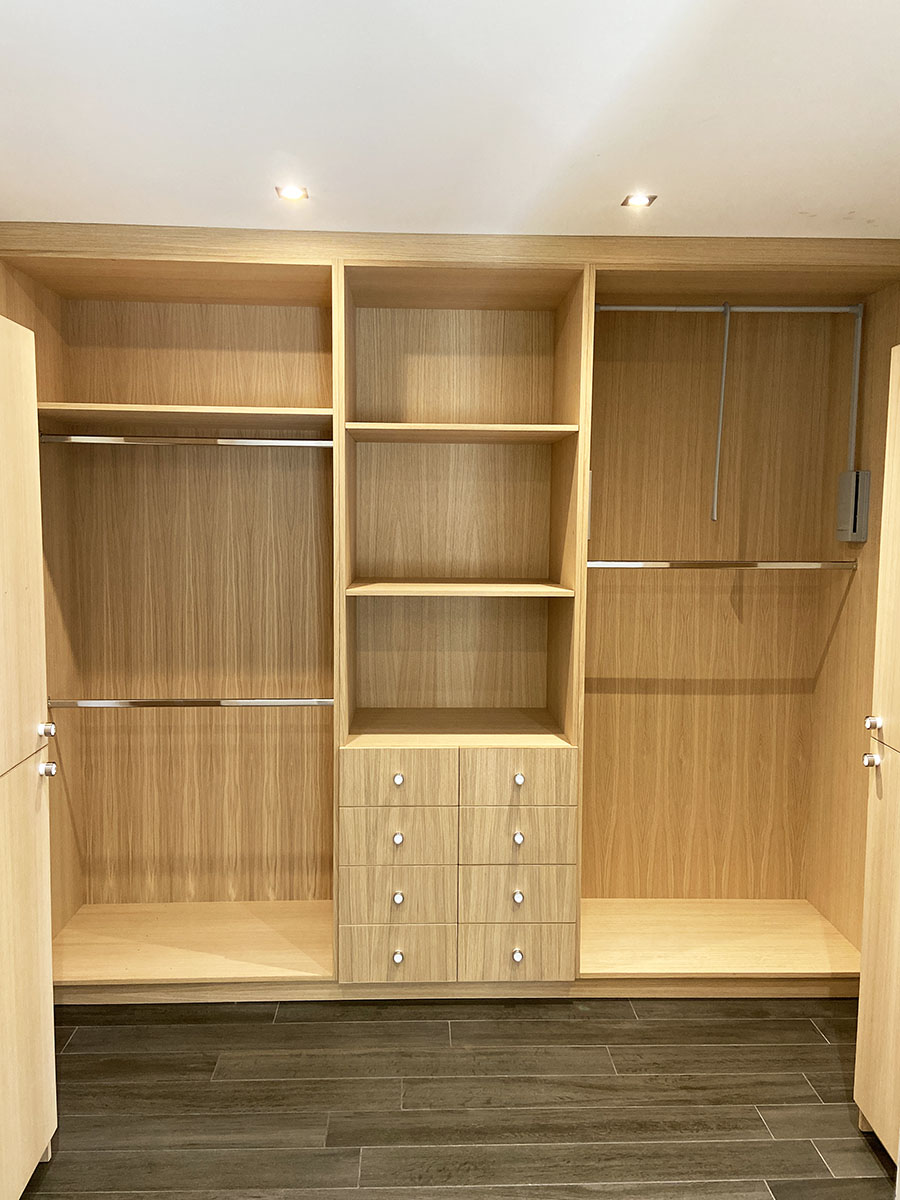 Façades — Latté plaqué chêne.
Fintion — Huile cire incolore.
Tiroirs —  Chêne massif, Blum® qualité, fiablité, ouverture amortie.
Poignées — Bouton rond argent brossé - blanc.