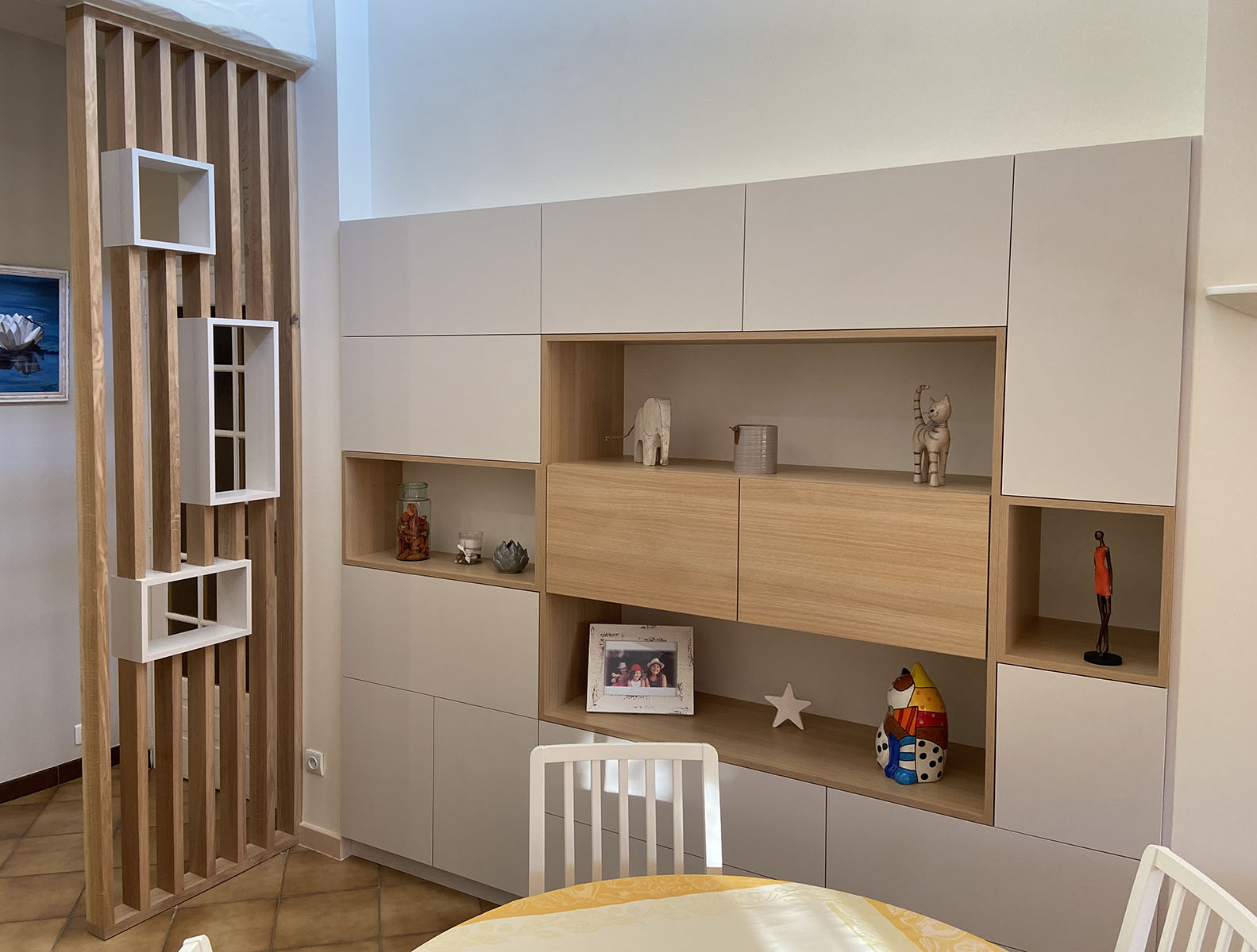 Façade — Décor chêne, gris angora.
Claustra — Chêne massif.
Niche — Gris Angora.