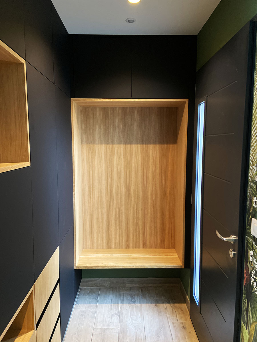 Alcôve — Chêne et décor noir mat perfect sense.