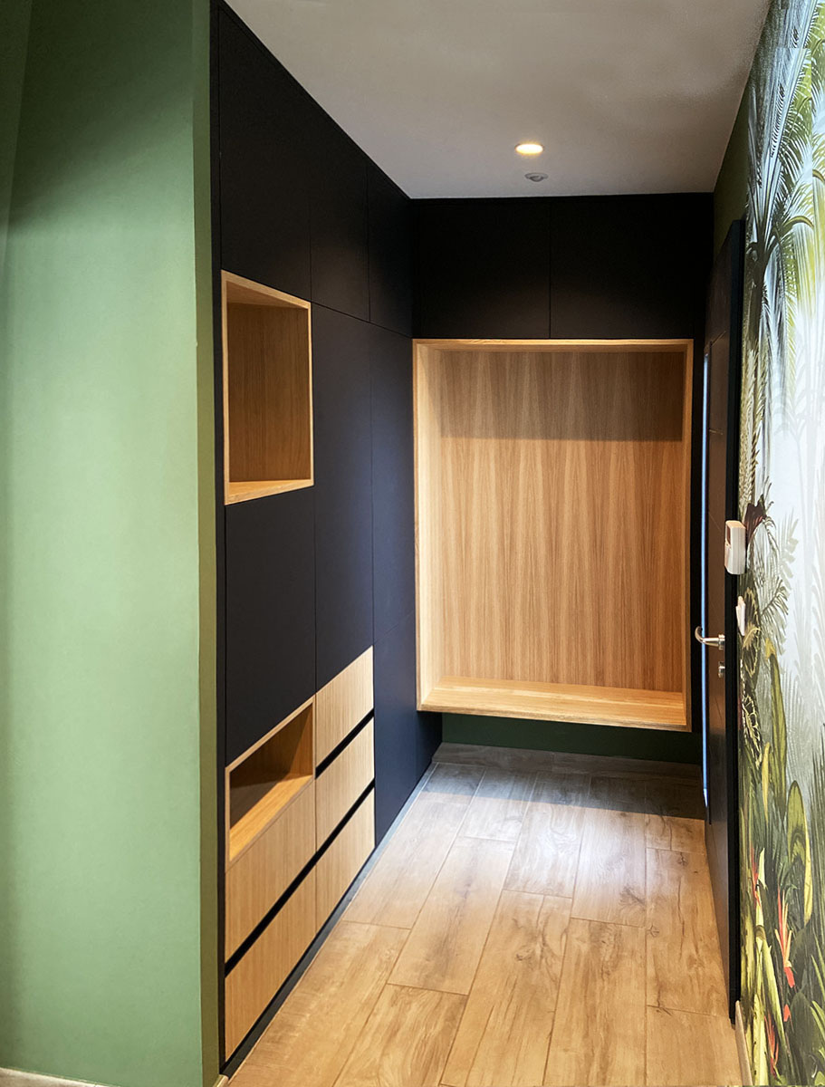 Meuble — Chêne et décor noir mat perfect sense.
Poignée  — profil noir mat tip-on.