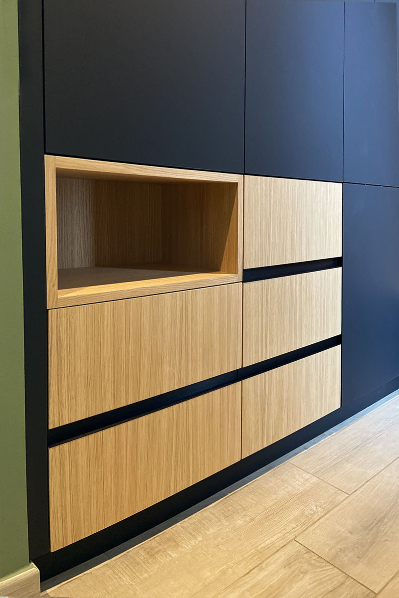 Niche tiroirs — Chêne et décor noir mat perfect sense.
Poignée  — profil noir mat tip-on.