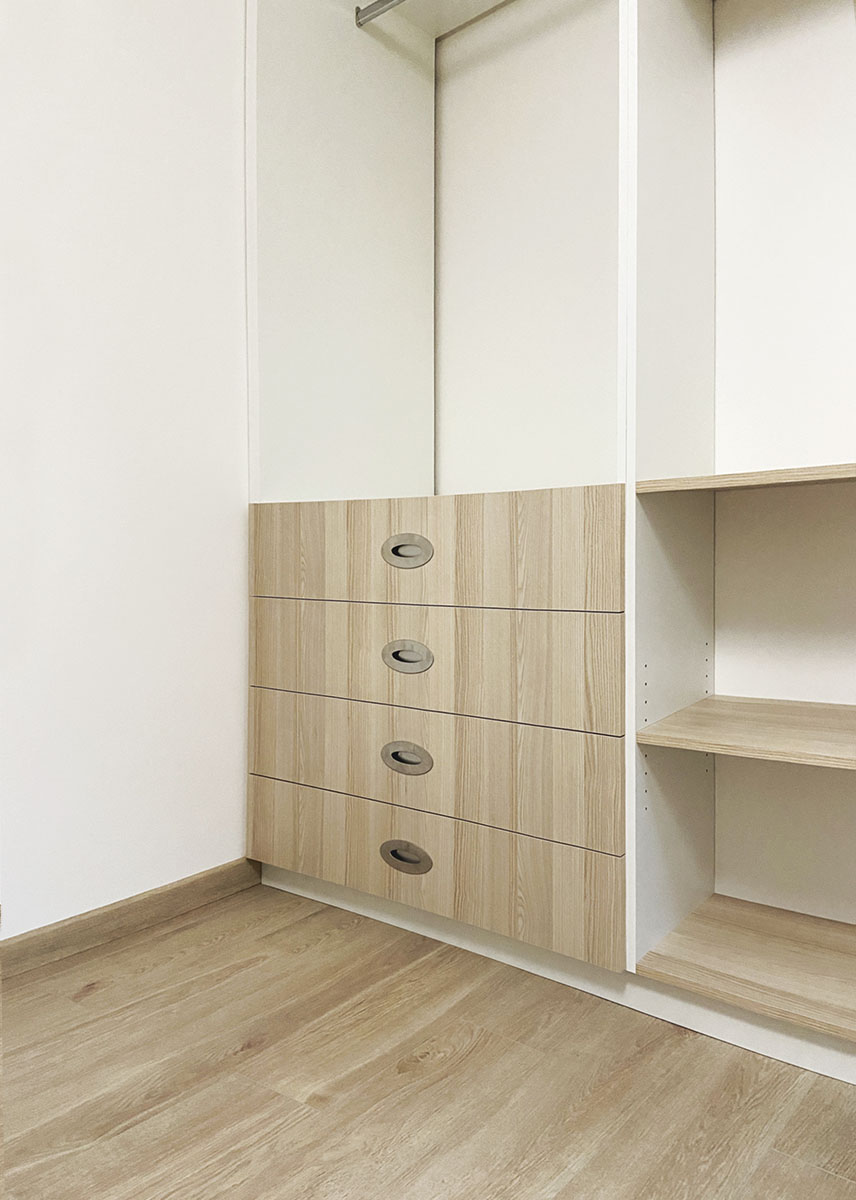 Dressing — Décor blanc et Frêne de lyon.
Fintion — Huile cire incolore.
Tiroirs —  Blum® qualité, fiablité, ouverture amortie.
Poignées —  Cuvettes encastrées.