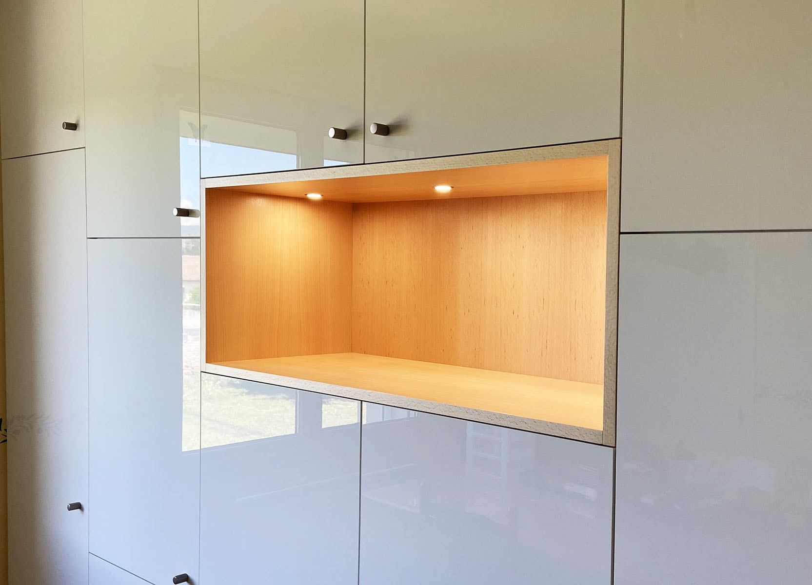 Façade — Blanc brillant.
Niche — Hêtre verni.
Eclairage — Spot led.