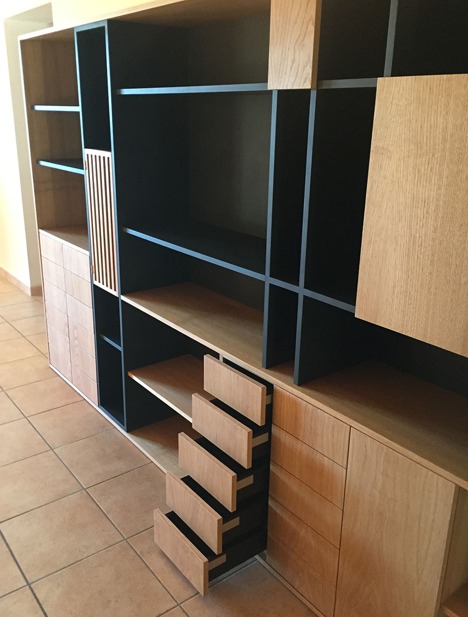 Meubles — Latté Châtaigner et Valchromat® Noir.
Portes claustra — Châtaigner.
Finition — Huile Rubio®.
Tiroirs — Blum®  laqué noir.