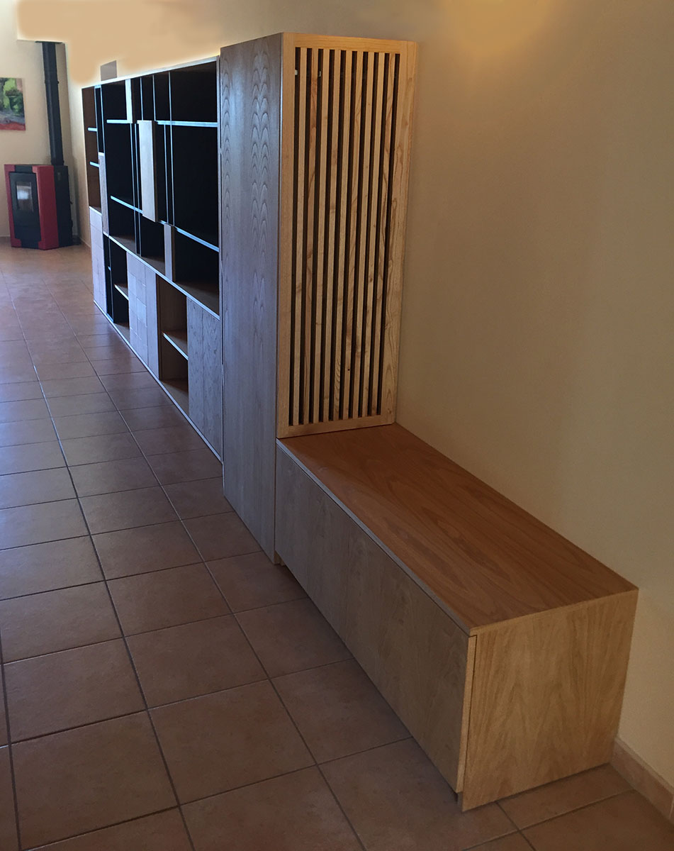 Meubles — Latté Châtaigner et Valchromat® Noir.
Portes claustra — Châtaigner.
Finition — Huile Rubio®.