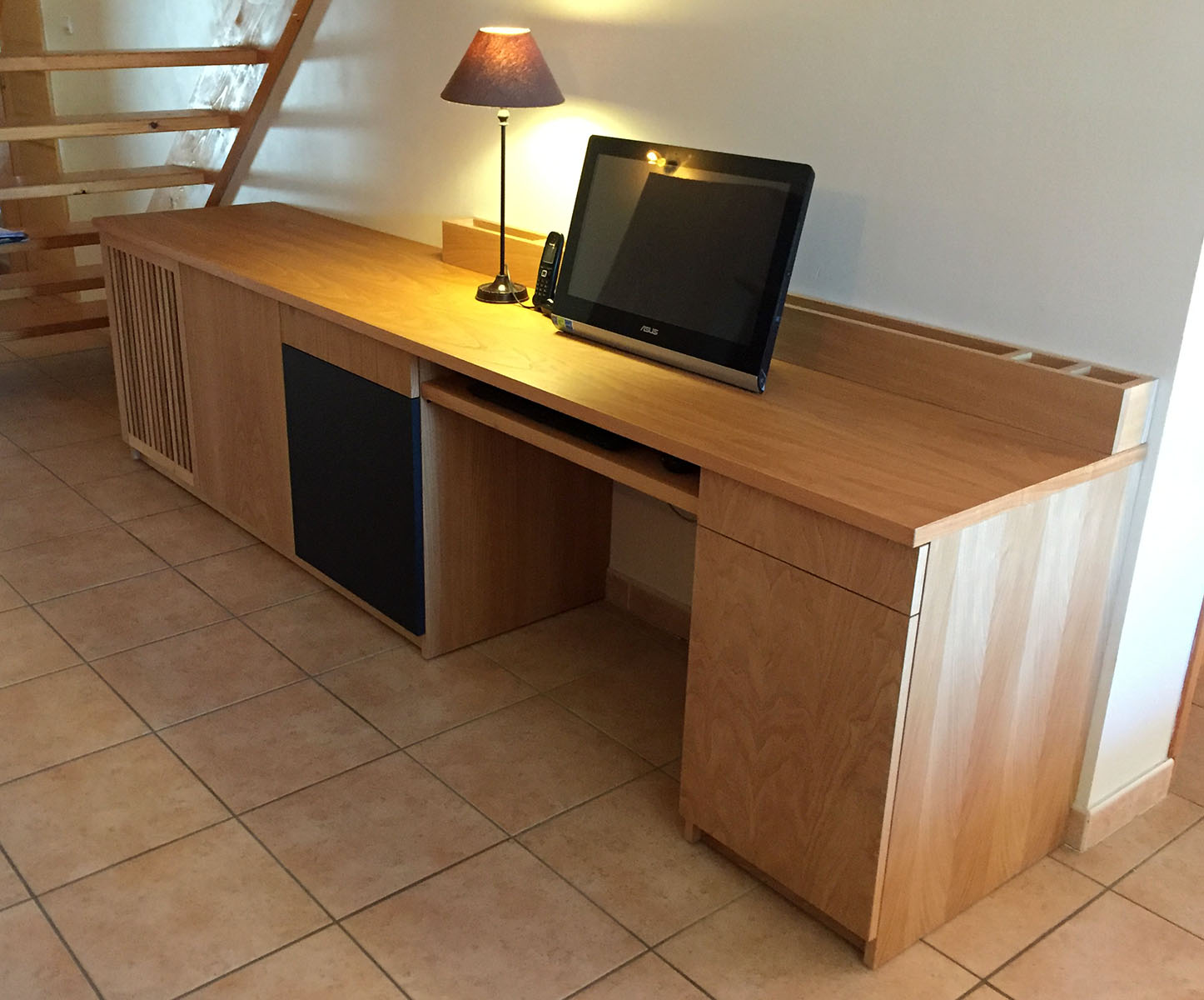 Meubles — Latté Châtaigner et Valchromat® Noir.
Portes claustra — Châtaigner.
Finition — Huile Rubio®.