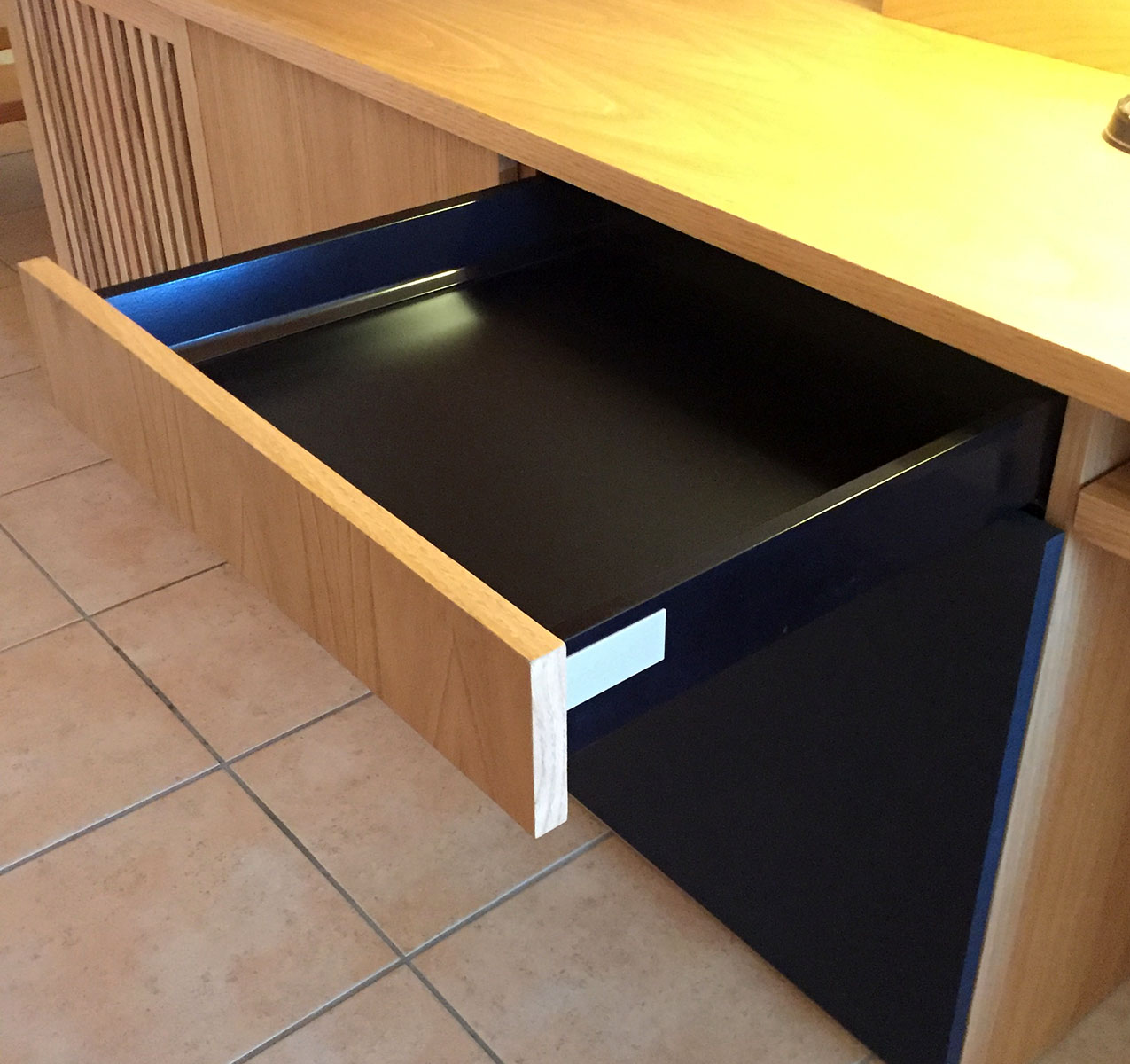 Meubles — Latté Châtaigner et Valchromat® Noir.
Finition — Huile Rubio®.
Tiroir — Blum® laqué noir.