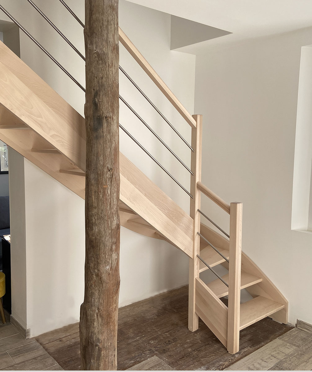 Marches — Hêtre massif.
Garde corps — Tubes inox.