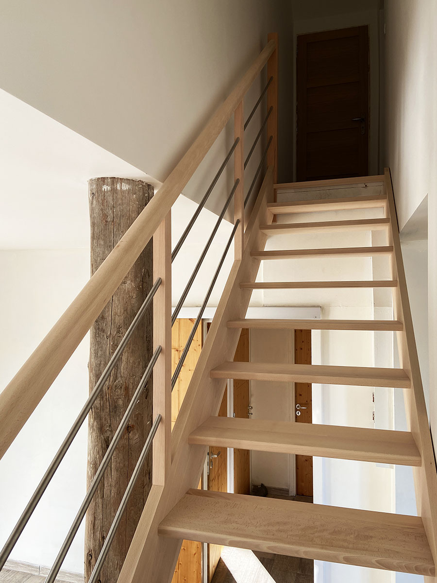 Marches — Hêtre massif.
Garde corps — Tubes inox.