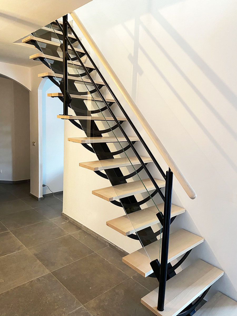 Marches et main courante — Hêtre.
Finition — Verni incolore.
Limon — Métal thermolaqué.
Garde corps — Verre et métal thermolaqué.