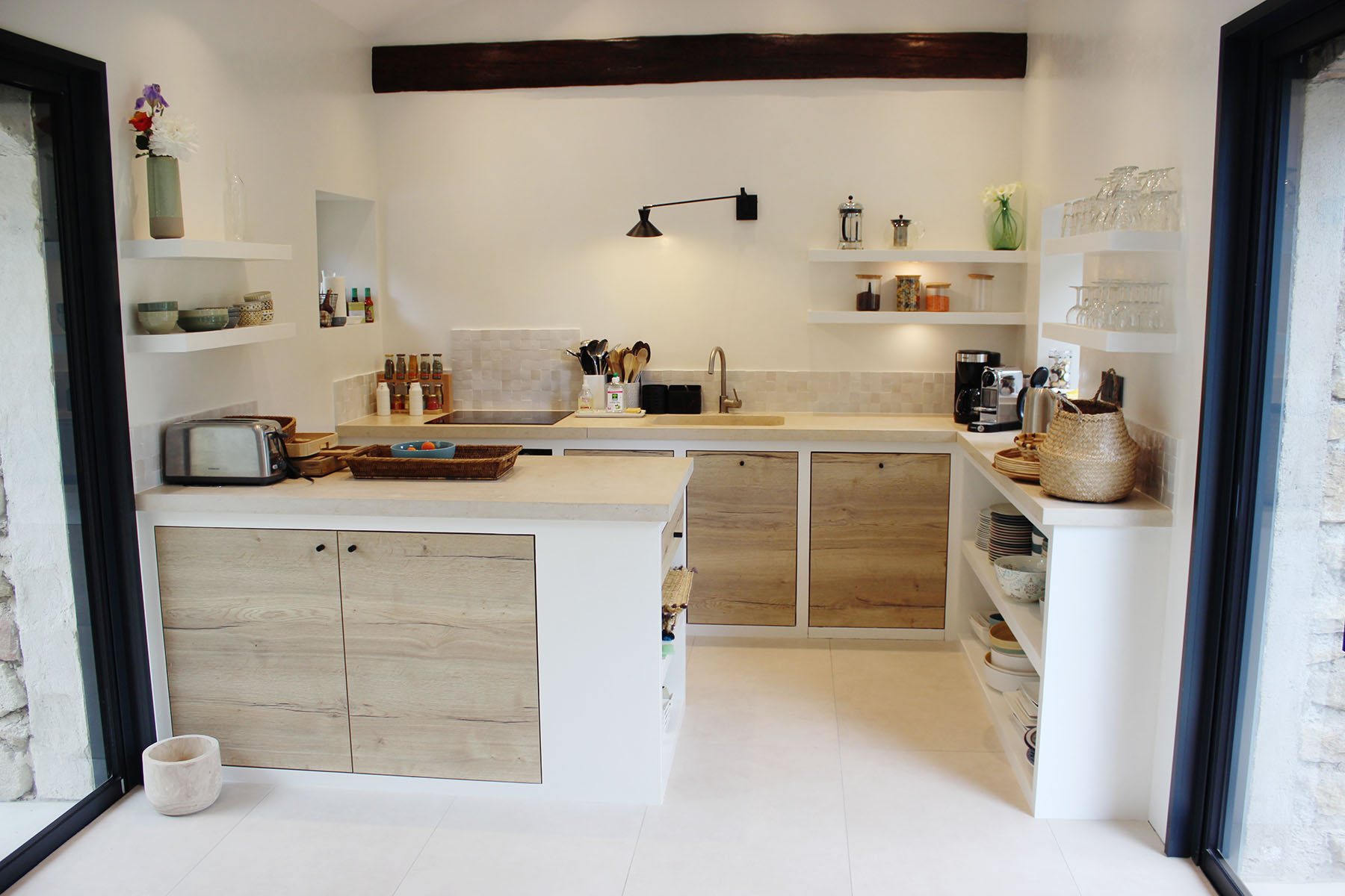 Façades — Décors chêne Halifax natural.
Boutons — Aluminium laqué noir.