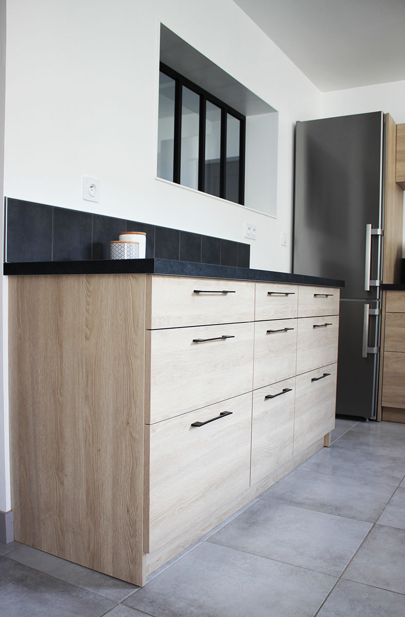 Façade — Chêne gladstone.
Plan de travail — Plan oxydo noirci.