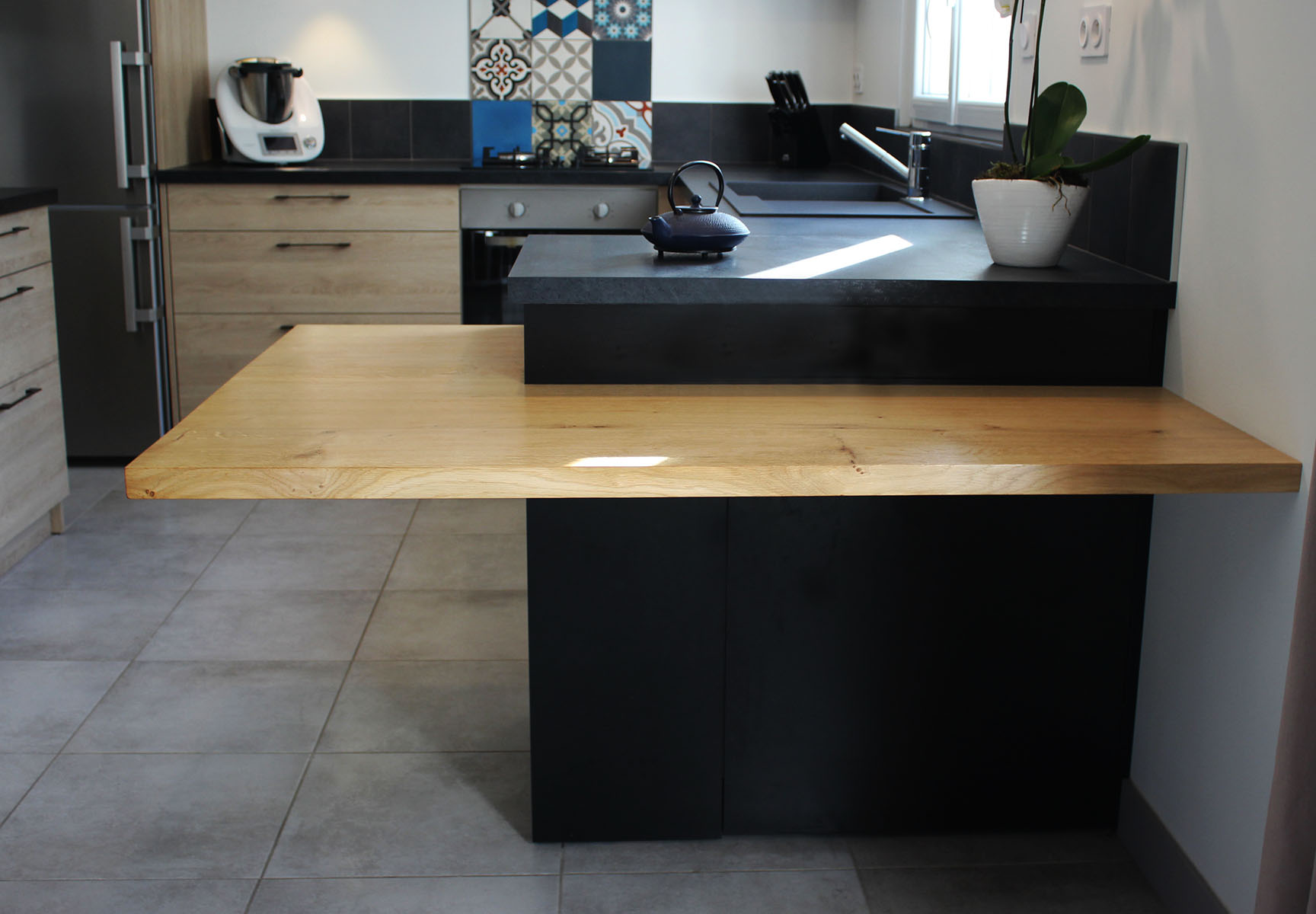 Façades — Chêne gladstone.
Plan de travail — Oxydo noirci.
Table — Chêne massif.