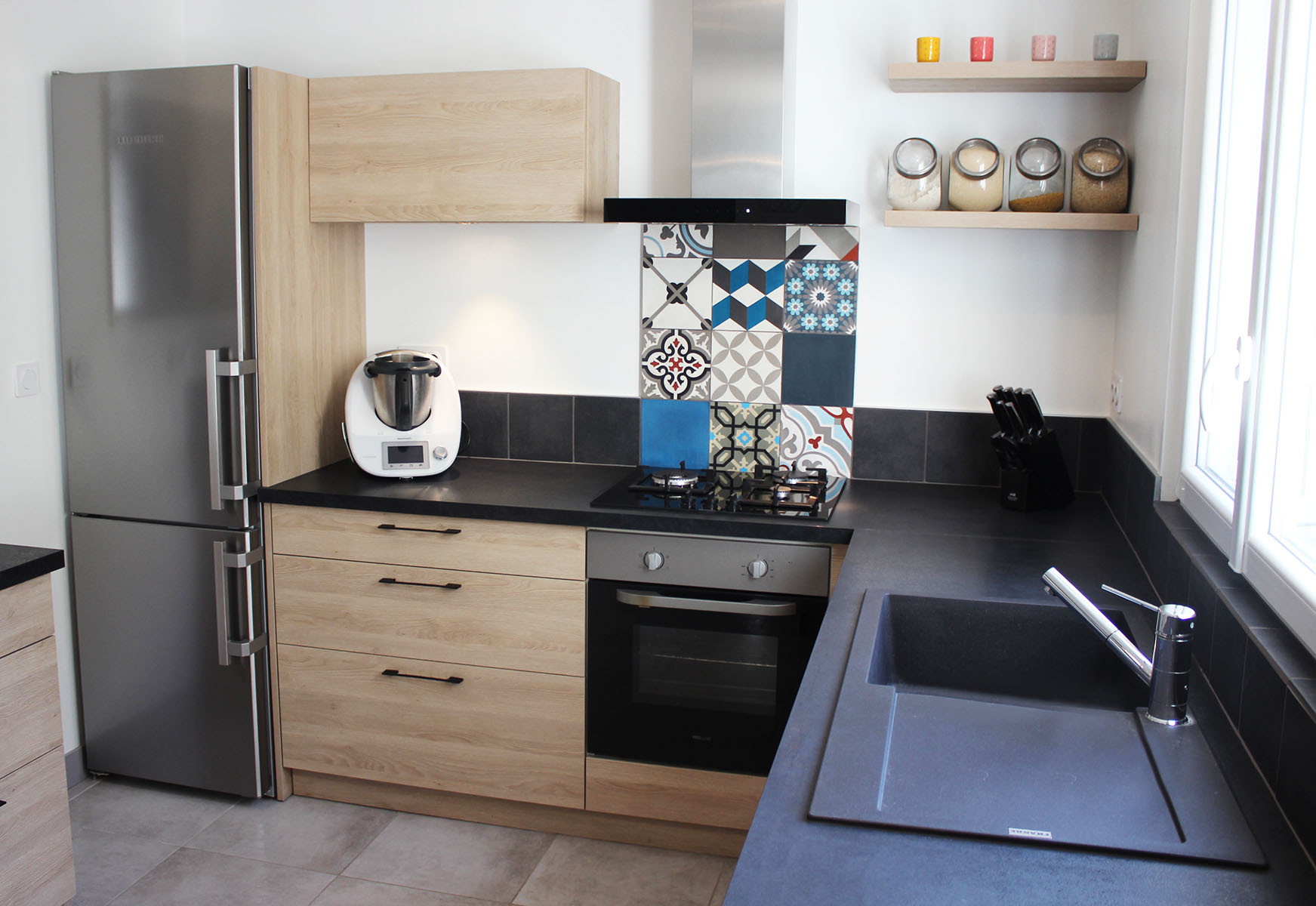 Façades — Chêne gladstone.
Plan de travail — Plan oxydo noirci.